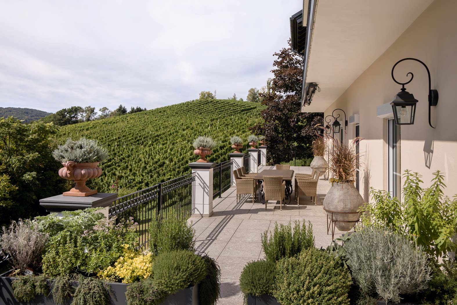 Käfer Bau Baufirma Baumeister Bauunternehmen Bauplanung Straden Südoststeiermark Steiermark aussenanlagen aussengestaltung terrasse balkon carport garage parkplatz