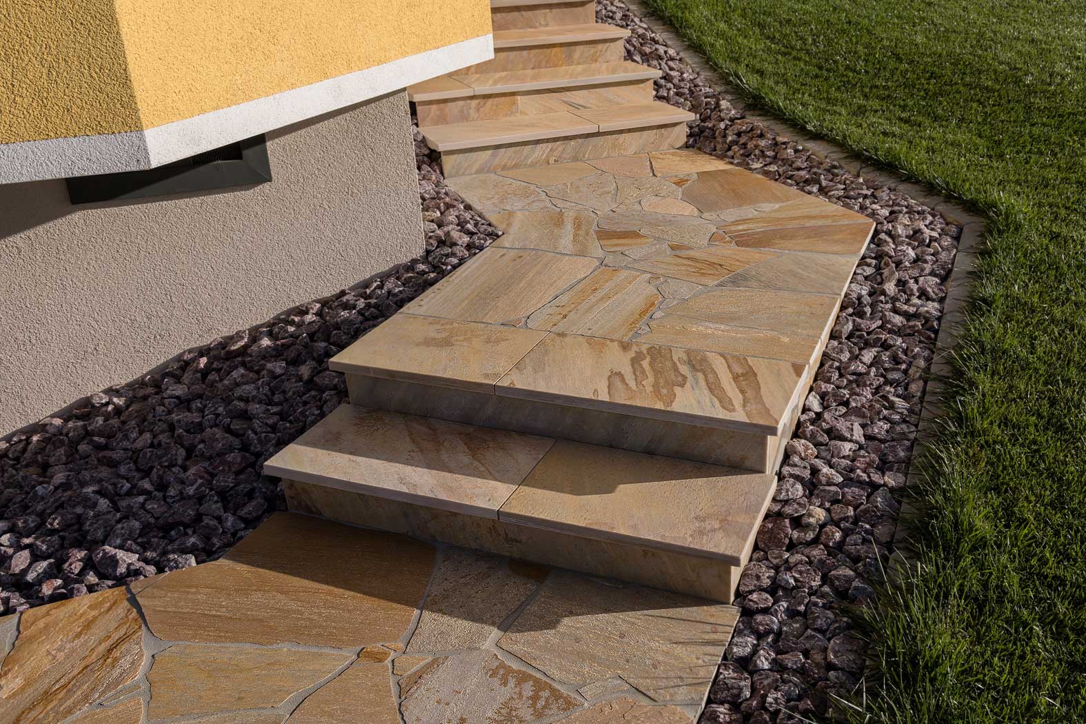 Käfer Bau Baufirma Baumeister Bauunternehmen Bauplanung Straden Südoststeiermark Steiermark einfahrt wege stiegen naturstein pflasterung gartenweg gehweg treppe steinschlichtung mauer