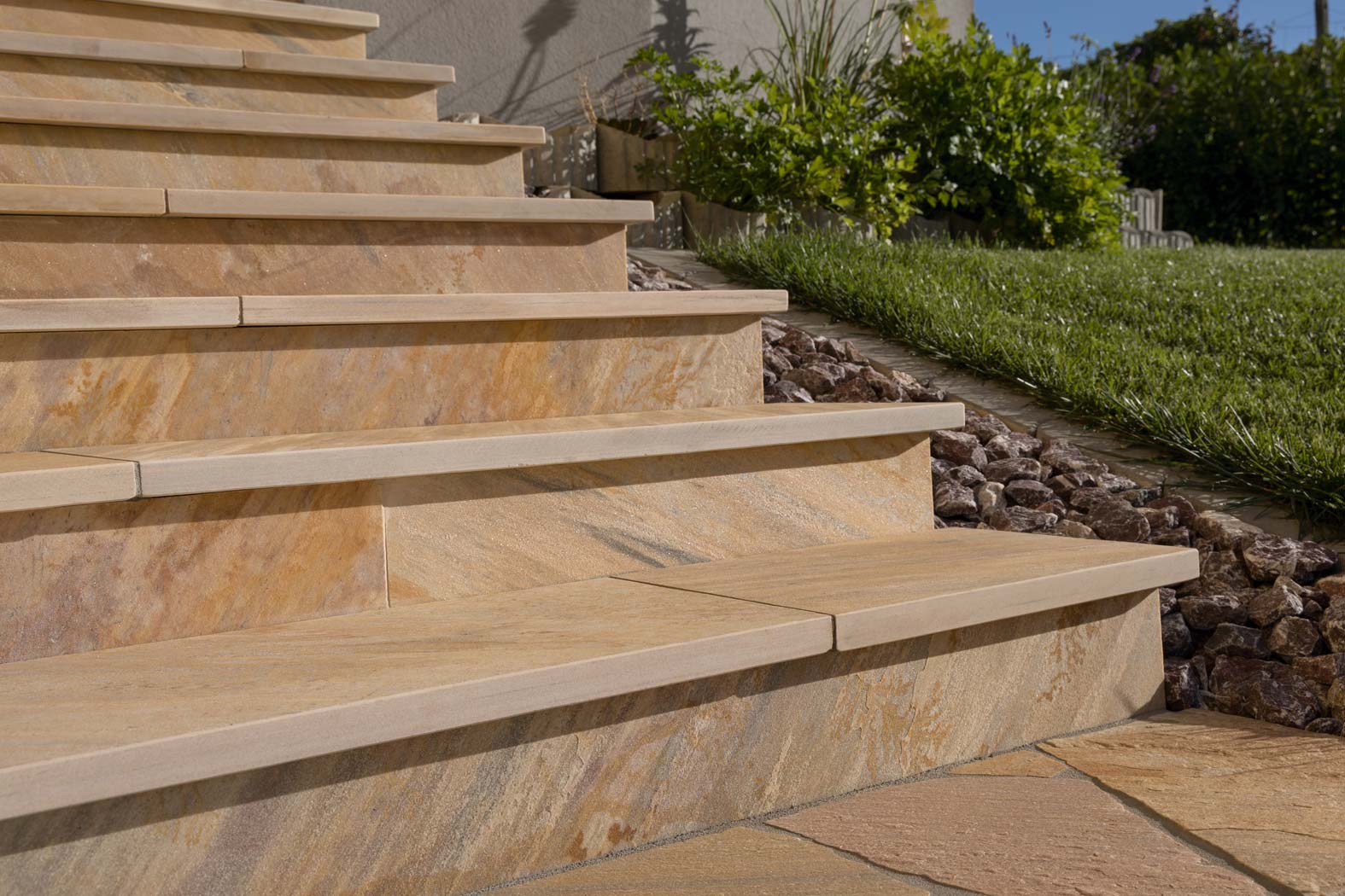 Käfer Bau Baufirma Baumeister Bauunternehmen Bauplanung Straden Südoststeiermark Steiermark einfahrt wege stiegen naturstein pflasterung gartenweg gehweg treppe steinschlichtung mauer