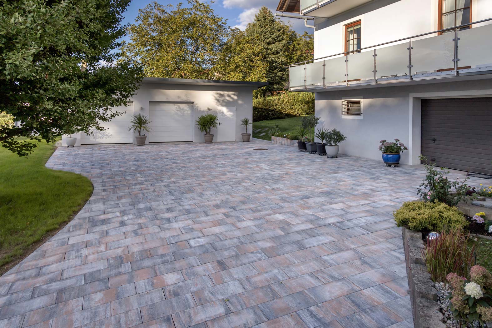 Käfer Bau Baufirma Baumeister Bauunternehmen Bauplanung Straden Südoststeiermark Steiermark einfahrt wege stiegen naturstein pflasterung gartenweg gehweg treppe steinschlichtung mauer